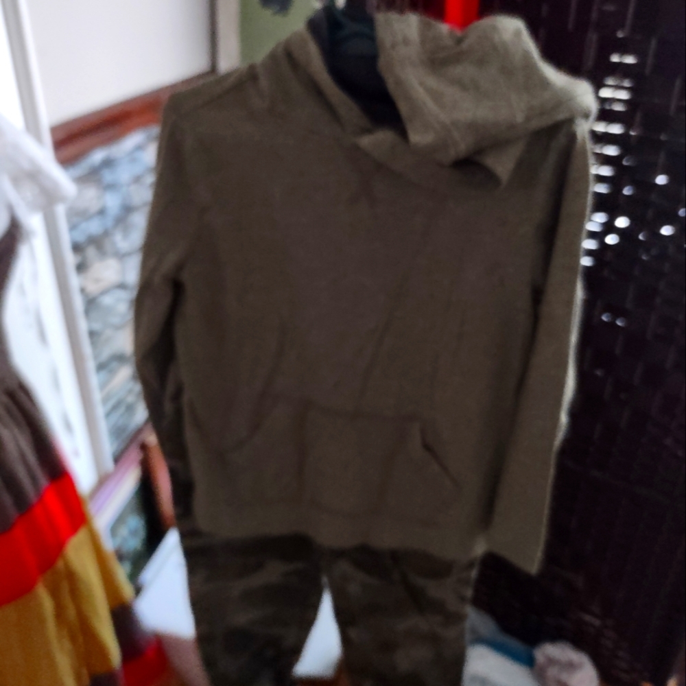 True Craft Size 4t. Camo pants and army green hoodie T. 4t.